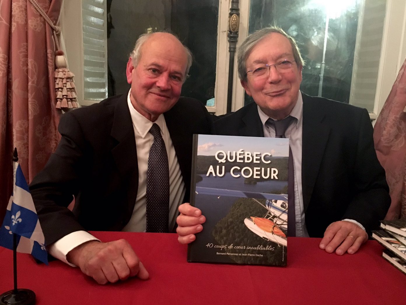 Portrait de Bernard Personnaz et Jean-Pierre Doche, devant leur livre Québec au Coeur