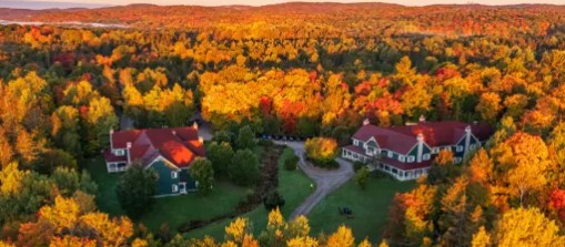 Photo vue du dessus de l'auberge Le Baluchon durant l'été indien